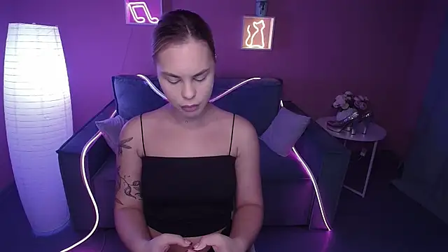 Snapshot of RikaRaily chatting on 12/14/24, 05:40 RikaRaily online show from 12/14/24, 05:40