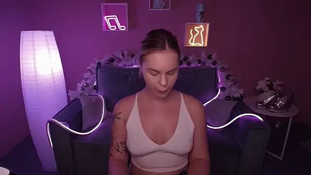 Snapshot of RikaRaily chatting on 12/20/24, 08:38 RikaRaily online show from 12/20/24, 08:38