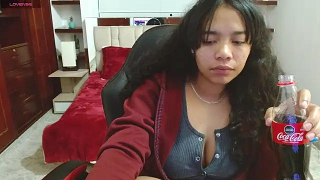 laureentt  online show from 02/05/25, 07:07