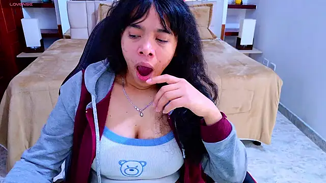 laureentt  online show from 10/15/25, 03:28