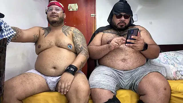 Snapshot of Latino_bigcock chatting on 10/30/25, 06:26 Latino bigcock online show from 10/30/25, 06:26