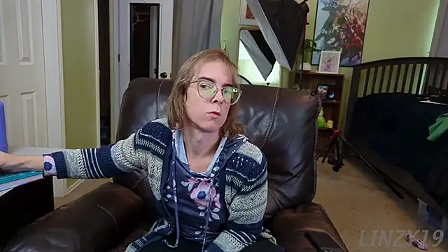 Snapshot of Linzy_19 chatting on 01/08/25, 06:41 Linzy 19 online show from 01/08/25, 06:41