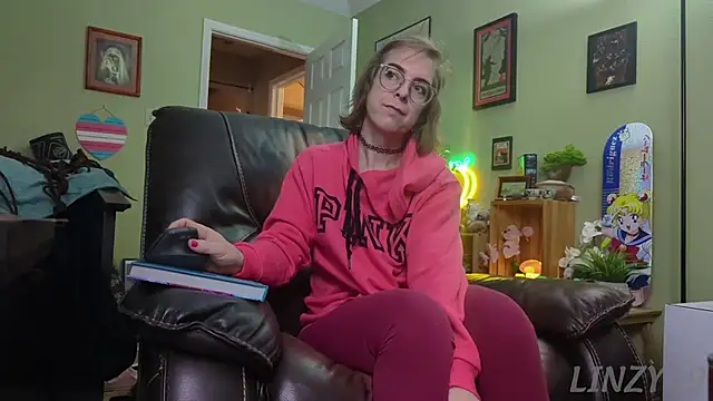 Snapshot of Linzy_19 chatting on 01/17/25, 03:32 Linzy 19 online show from 01/17/25, 03:32