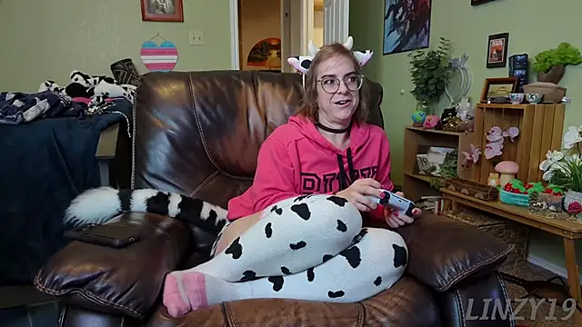 Snapshot of Linzy_19 chatting on 01/28/25, 07:42 Linzy 19 online show from 01/28/25, 07:42