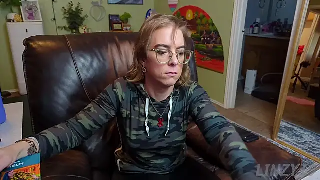 Snapshot of Linzy_19 chatting on 02/01/25, 12:18 Linzy 19 online show from 02/01/25, 12:18