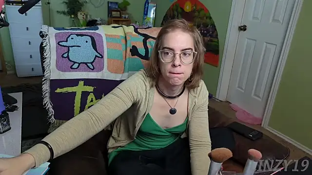 Snapshot of Linzy_19 chatting on 02/20/25, 03:52 Linzy 19 online show from 02/20/25, 03:52