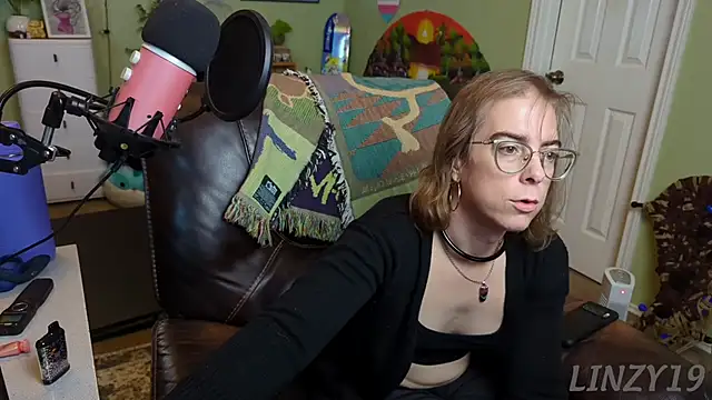 Snapshot of Linzy_19 chatting on 02/24/25, 04:15 Linzy 19 online show from 02/24/25, 04:15