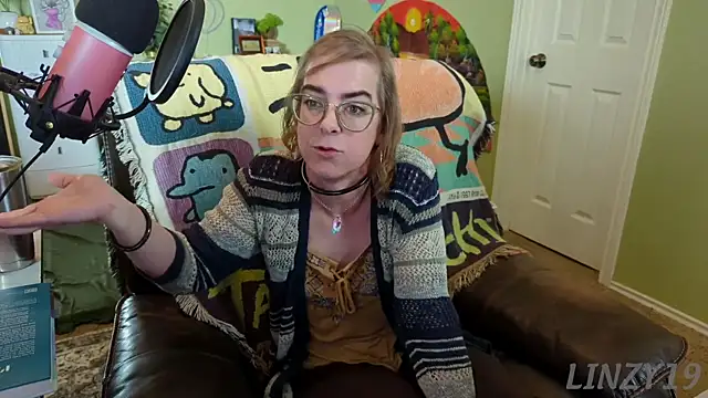 Snapshot of Linzy_19 chatting on 02/27/25, 08:31 Linzy 19 online show from 02/27/25, 08:31