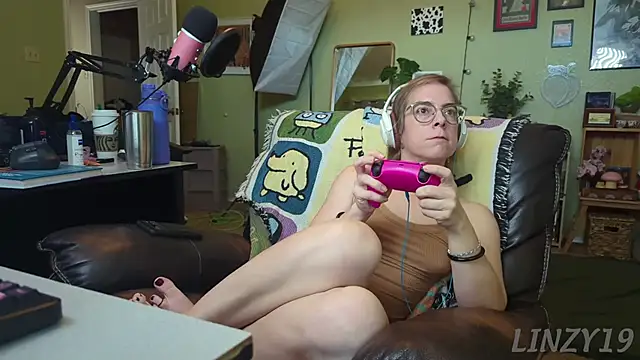 Snapshot of Linzy_19 chatting on 03/01/25, 09:37 Linzy 19 online show from 03/01/25, 09:37