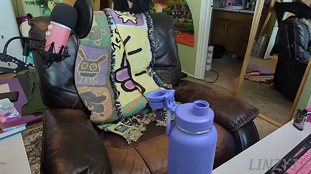 Snapshot of Linzy_19 chatting on 03/11/25, 09:15 Linzy 19 online show from 03/11/25, 09:15