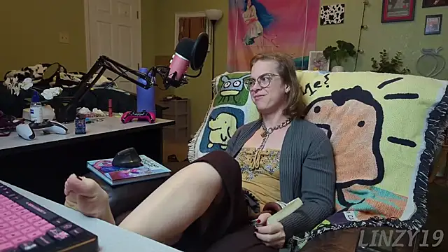 Snapshot of Linzy_19 chatting on 03/12/25, 03:02 Linzy 19 online show from 03/12/25, 03:02