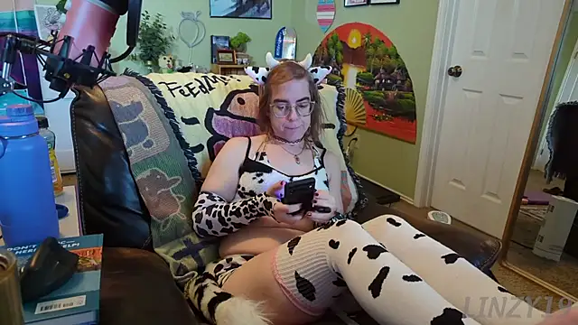 Snapshot of Linzy_19 chatting on 03/13/25, 02:33 Linzy 19 online show from 03/13/25, 02:33