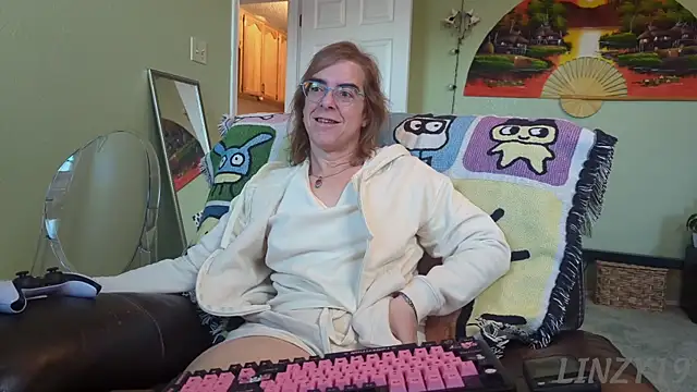 Snapshot of Linzy_19 chatting on 09/22/25, 01:35 Linzy 19 online show from 09/22/25, 01:35