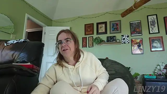 Snapshot of Linzy_19 chatting on 11/10/25, 05:34 Linzy 19 online show from 11/10/25, 05:34