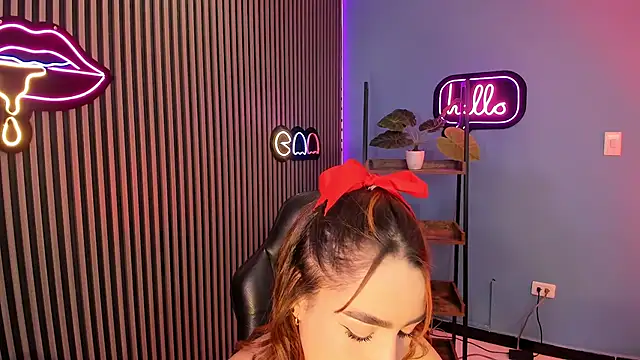 emily roberts1 online show from 11/17/25, 01:55