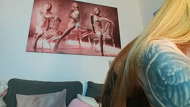 Snapshot of LessiaMia chatting on 03/13/25, 06:34 LessiaMia online show from 03/13/25, 06:34