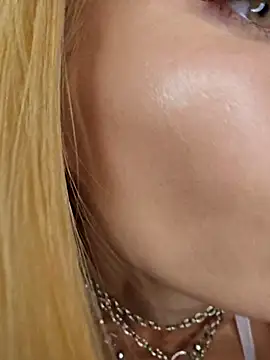 Snapshot of LessiaMia chatting on 11/22/25, 05:45 LessiaMia online show from 11/22/25, 05:45