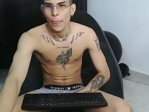 Snapshot of hot_king20 chatting on 02/23/25, 03:45 hot king20 online show from 02/23/25, 03:45