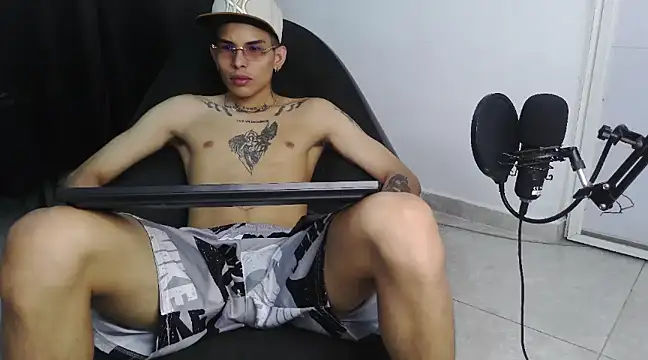 Snapshot of hot_king20 chatting on 02/25/25, 06:42 hot king20 online show from 02/25/25, 06:42