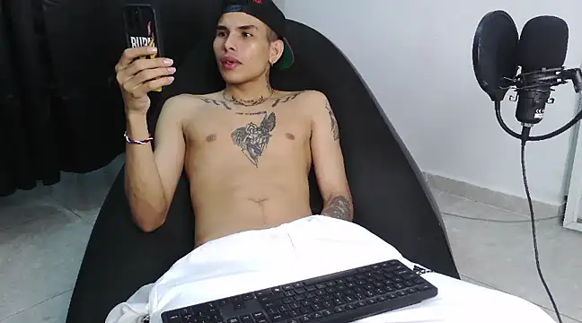 Snapshot of hot_king20 chatting on 02/26/25, 07:42 hot king20 online show from 02/26/25, 07:42