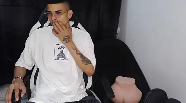 Snapshot of hot_king20 chatting on 03/04/25, 08:38 hot king20 online show from 03/04/25, 08:38