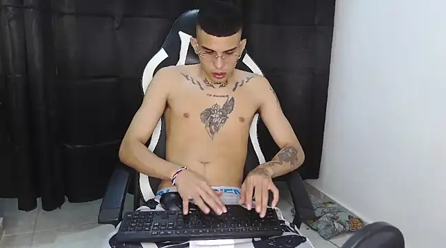 Snapshot of hot_king20 chatting on 03/08/25, 04:23 hot king20 online show from 03/08/25, 04:23