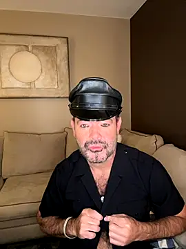 Snapshot of NYCLeatherBoi chatting on 09/14/25, 01:05 NYCLeatherBoi online show from 09/14/25, 01:05