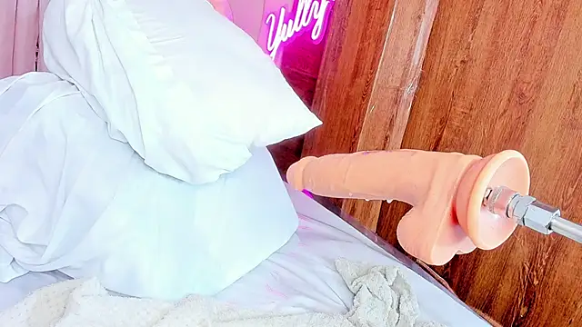 Snapshot of queen_yully chatting on 03/22/25, 10:59 queen yully online show from 03/22/25, 10:59