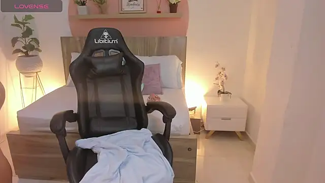 Snapshot of roseliam25 chatting on 02/05/25, 10:12 roseliam25 online show from 02/05/25, 10:12