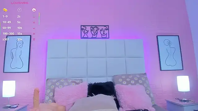 Snapshot of charlotte_kisss chatting on 04/18/26, 07:58 charlotte kisss online show from 04/18/26, 07:58