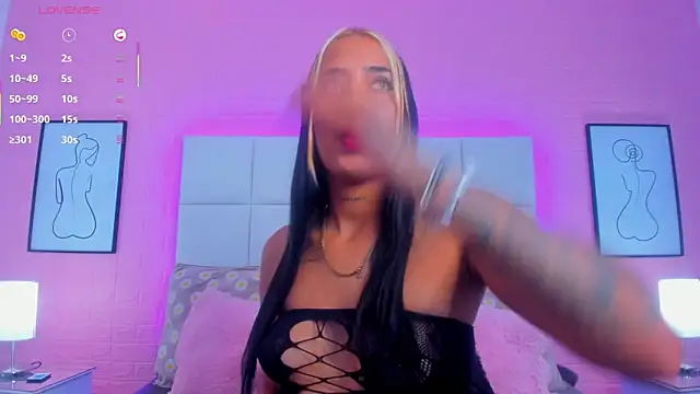 Snapshot of charlotte_kisss chatting on 05/31/26, 12:23 charlotte kisss online show from 05/31/26, 12:23