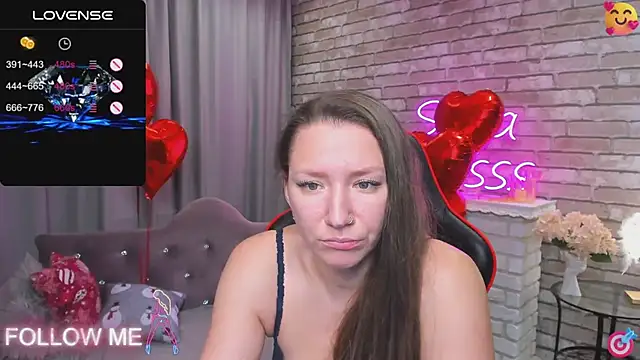 Snapshot of SarahCoksss chatting on 02/13/25, 03:29 SarahCoksss online show from 02/13/25, 03:29
