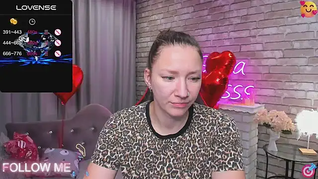 Snapshot of SarahCoksss chatting on 02/13/25, 11:58 SarahCoksss online show from 02/13/25, 11:58