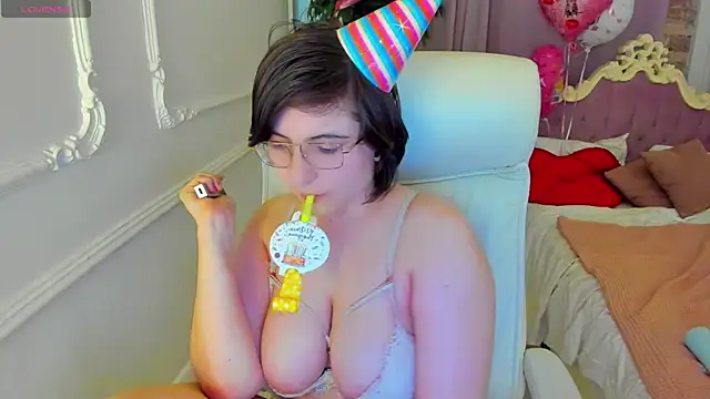 Snapshot of Lily_Marlin chatting on 04/18/26, 12:53 Lily Marlin online show from 04/18/26, 12:53