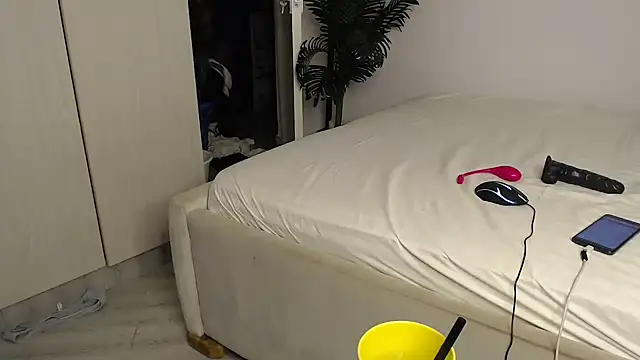 Snapshot of CurvyGlass chatting on 10/30/25, 10:21 CurvyGlass online show from 10/30/25, 10:21