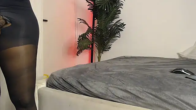 Snapshot of CurvyGlass chatting on 11/12/25, 02:01 CurvyGlass online show from 11/12/25, 02:01