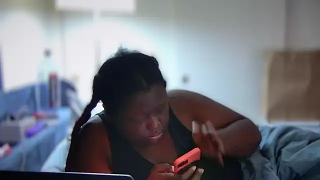 Snapshot of Yagurl__west chatting on 01/24/25, 08:43 Yagurl west online show from 01/24/25, 08:43