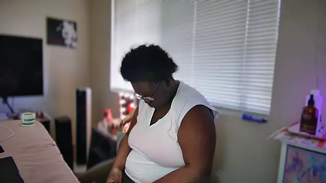 Snapshot of Yagurl__west chatting on 02/08/25, 09:04 Yagurl west online show from 02/08/25, 09:04