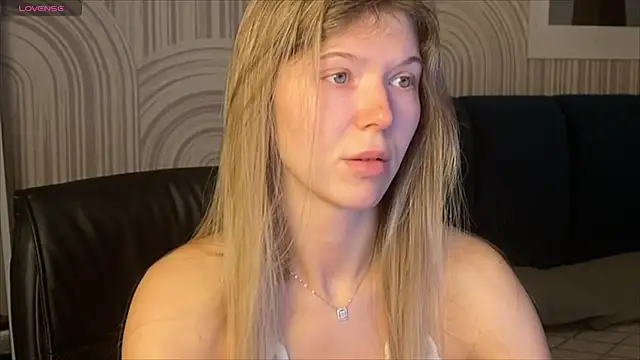 Snapshot of viviann_evans chatting on 10/24/25, 01:03 viviann evans online show from 10/24/25, 01:03