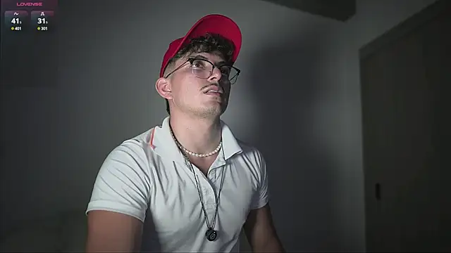 Snapshot of simoon_01 chatting on 04/20/26, 11:06 simoon 01 online show from 04/20/26, 11:06