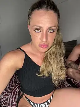 Snapshot of fitcouple1889 chatting on 02/26/25, 11:26 fitcouple1889 online show from 02/26/25, 11:26