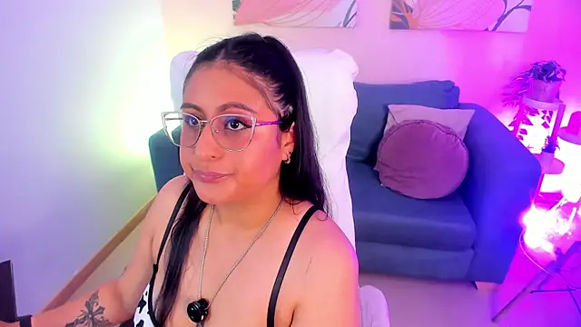 Snapshot of Amber_gold_ chatting on 07/17/26, 04:30 Amber gold online show from 07/17/26, 04:30