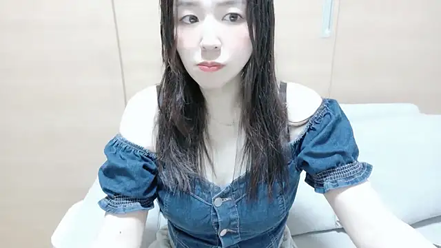 Snapshot of Arisa__ chatting on 06/02/26, 11:23 Arisa online show from 06/02/26, 11:23