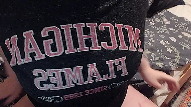 Snapshot of Chmiri_cb chatting on 10/26/25, 12:55 Chmiri cb online show from 10/26/25, 12:55