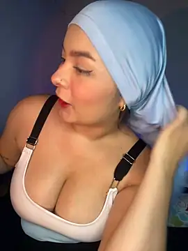 Snapshot of aneesa_darzi chatting on 12/04/24, 12:52 aneesa darzi online show from 12/04/24, 12:52