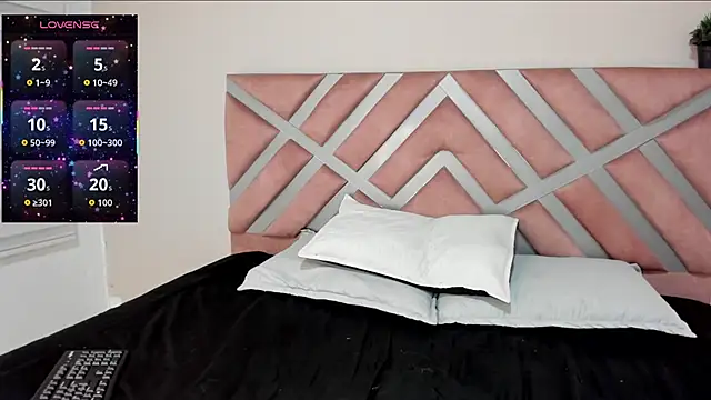 pamela anderson  online show from 11/30/25, 04:05