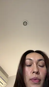 Snapshot of MichelleFerry_ chatting on 12/14/25, 04:29 MichelleFerry online show from 12/14/25, 04:29