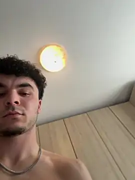 Snapshot of giovanni5281 chatting on 04/01/26, 12:17 giovanni5281 online show from 04/01/26, 12:17