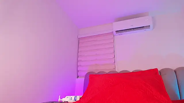 jones maddy  online show from 11/22/25, 12:04