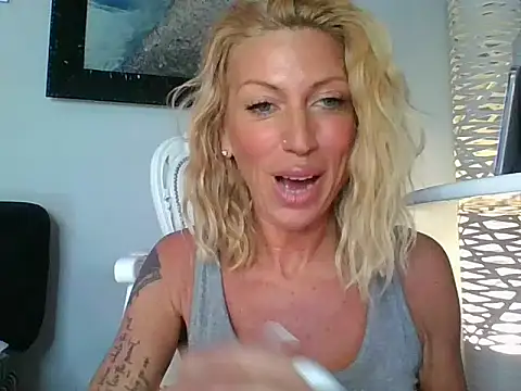 Snapshot of Weloveblue chatting on 11/26/25, 12:39 Weloveblue online show from 11/26/25, 12:39